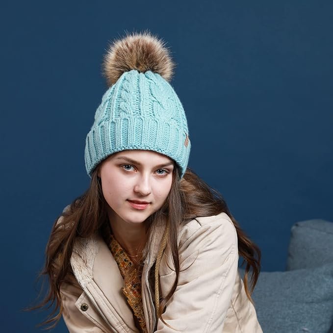 gorros-de-pompon-2 Descubre los Mejores Gorros de Invierno que te Mantendrán Caliente y con Estilo